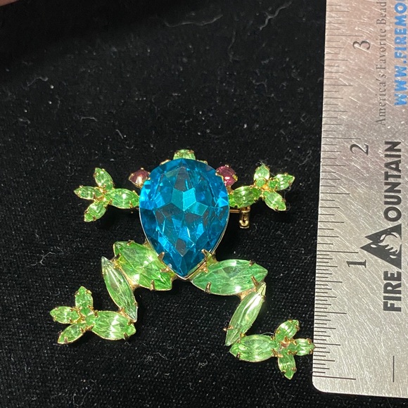 Colorful vintage Frog Brooch with Blue and Green crystals - Picture 2 of 10